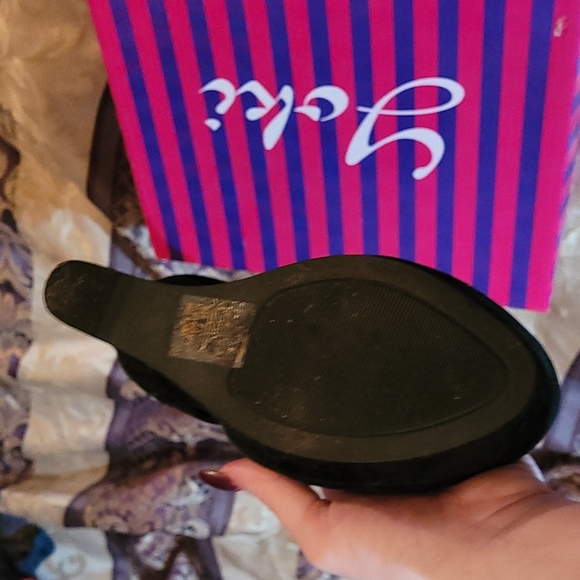 Yoki black criss cross wedge shoes size 7 - Picture 9 of 9